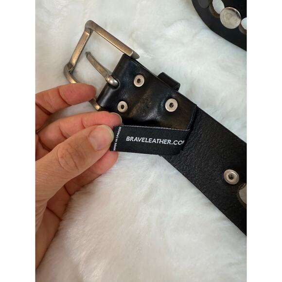 BRAVE Gordic Gump Belt Black Leather Italian Buckle Rivet Size 32 Ethically Made - Picture 5 of 12